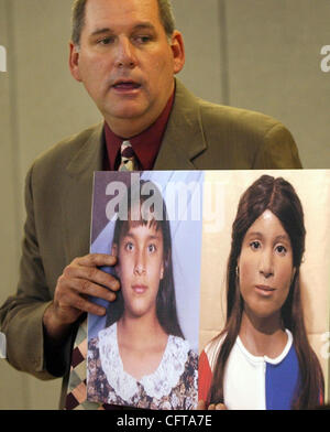 Alameda County Sheriffs Department Sgt. Scott Dudek holds a photo that compares a photo of Yesenia Nungaray, then 11, to a rendering of  Castro Valley's Jane Doe during a press conference  Thursday, Dec. 21, 2006, in Dublin, Calif. It was confirmed that she is 16-year-old Yesenia Nungaray of Yahuali Stock Photo