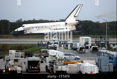 122206 tc met shuttle (2of2) Staff photo by Paul J. Milette/The Palm Beach Post 0031548A -CAPE CANAVERAL- After a 13 day mission to the International Space Station, the space shuttle Discovery touches down at the Kennedy Space Center just after 5:30 Friday afternoon. 12/22/06 NOT FOR DISTRIBUTION OU Stock Photo