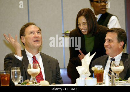 012607 met alito (1) Staff Photo Bill Ingram/The PBPost 0032836A story by tba: WPB - Supreme Court Justice Samuel Alito (L), gestures while speaking with Michelle Suskauer, (C), member of the board of directors of the Palm Beach County Bar Association, and Manny Farach president of the bar before a  Stock Photo