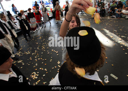 Jan 26, 2007 - Delray Beach, FL, USA - KRISTINA KYRIAKOPOULOS, 15, throws rose petals onto the heads of dancers she knows from the St. Mark's Syrtaki of Boca Hellenic Dancers during the 25th annual St. Mark Greek Orthodox Church's Greek Festival Friday, Jan. 26, 2007 in Boca Raton. This junior divis Stock Photo