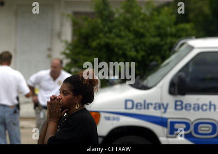 Jan 26, 2007 - Delray Beach, FL, USA - DONNETTA STUDDARD grieves outside the home in the 300 block of SW 5th Ave. in Delray Beach Thursday, Nov. 2, 2006 where her cousin, Andre Stewart Green, was beaten to death the night before. Stewart was found outside his home, face down, with head trauma. In th Stock Photo