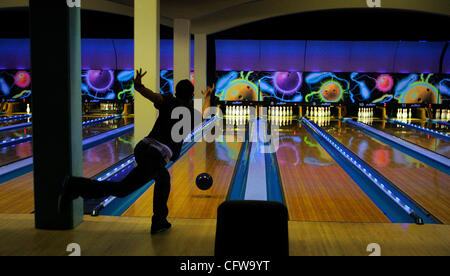 FEBRUARY 14, 2007, SAN DIEGO, CALIFORNIA, USA ............. At the bowling alley in the Aztec Center, SDSU, Freshman JEFFREY KURGES (cq) takes his turn at bowling. Mandatory Credit:  Photo by, NELVIN C. CEPEDA SAN DIEGO UNION-TRIBUNE/ZUMA PRESS. Copyright 2007 San Diego Union-Tribune Stock Photo