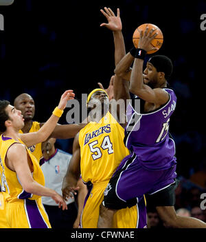 Mar 03, 2007 - Los Angeles, CA, USA - Los Angeles Lakers' (54) KWAME BROWN puts pressure on  Sacramento Kings' JOHN SALMONS during the second  half of their game at the Staples Center in Los Angeles, California. The Sacramento Kings won 116-108. (Credit Image: © Armando Arorizo/ZUMA Press) Stock Photo