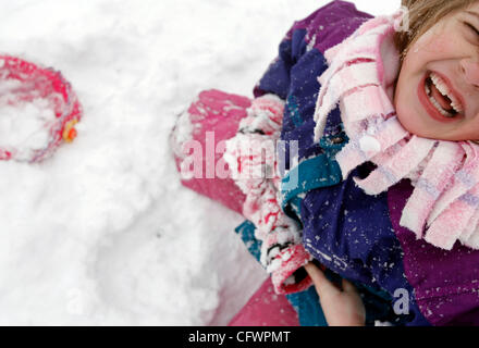 RENEE JONES SCHNEIDER ¥ reneejones@startribune.com.Minneapolis, MN - March 3, 2007 - Morgan Korsmo giggled as she played in the snow with her brother at their home on 26th Avenue.  (Credit Image: Â© Minneapolis Star Tribune/ZUMA Press) Stock Photo