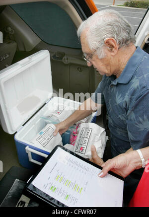 March 6, 2007, San Diego, California, USA At right, volunteer MICHAEL FEDOR checks the meals before  heading out into the Clairemont area to deliver meals.  The Meals on Wheels organization is in desperate need of more volunteers. The agency expanded servcies and now finds  itself scrambling to deli Stock Photo