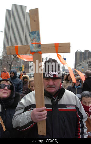 Apr 06, 2007 - Manhattan, NY, USA - Giuseppe DeMattia, of Brooklyn, carries a wooden cross as hundreds of people participate in the 'Good Friday 2007 Way of the Cross' over the Brooklyn Bridge to Ground Zero, marking the most solemn day on the Christian calendar commemorating the passion, crucifixio Stock Photo