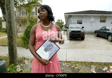 041207 met eyewitness (1) Staff photo by Bill Ingram/ The PBPost 0036497A  WITH STORY  By TBA -- WPB --Eyewitness... Stephanie Brooks, 40, with a portrait of her son David Paulk, Jr. Wednesday in West Palm Beach. Paulk was shot in front of their former residence on the eight hundred block of Fifth s Stock Photo