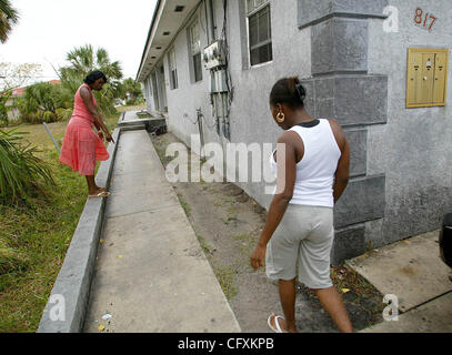 041207 met eyewitness (4) Staff photo by Bill Ingram/ The PBPost 0036497A  WITH STORY  By TBA -- WPB --Eyewitness... Stephanie Brooks, 40, (L), and her daughter Stacy Sol, 24,  retracing the steps of the shootout that claimed the life of her son David Paulk, Jr. next to the entrance of their former  Stock Photo