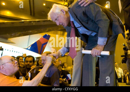 Delta Air Lines CEO Gerald Grinstein (R) greets employees with a newly painted plane in the backround at Atlanta Hartsfield-Jackson International Airport in Atlanta, Georgia on 30 April 2007. Delta, the nation's third largest airline, emerged from Chapter 11 bankruptcy today. Stock Photo