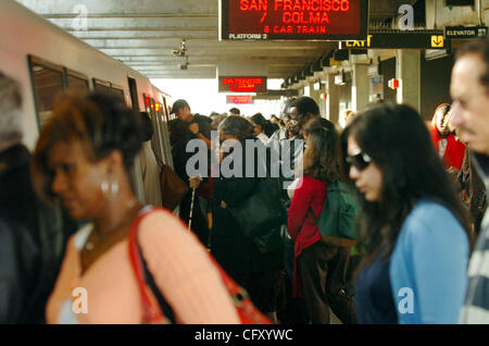 BART riders crowd onto a San Francisco-bound train at the El Cerrito Del Norte station in El Cerrito, Calif., on Monday, April 30, 2007. BART rides were free on Monday after Sunday's MacArthur Maze collapse, which closed the main route from westbound Interstate 80 to southbound Interstate 880, as we Stock Photo