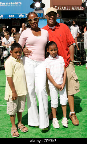 May 6, 2007 - Westwood, California, USA - Singer MARY J. BLIGE, KENDU ISAACS, JORDAN & NASIR at the 'Shrek The Third' Hollywood Premiere held at the Mann Village Theatre. (Credit Image: © Lisa O'Connor/ZUMA Press) Stock Photo