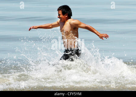 May 07, 2007 - San Mateo, CA, USA - Elvis Alex cools off in the San Francisco Bay while visiting Coyote Point Beach during warm afternoon weather Monday, May 7, 2007, in San Mateo, Calif.  (Credit Image: © Ron Lewis/San Mateo County Times/ZUMA Press) RESTRICTIONS: USA Tabloid RIGHTS OUT! Stock Photo