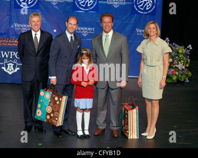 May 11, 2007 - Calabasas, CA, USA - (L-R Dr. WILLIAM TURNER LEVY, Prince EDWARD EARL, KRISTINA GARRETT, California Governor ARNOLD SCHWARZENEGGER, KRISTIN DWORKOSKI) Prince Edward Earl of Wessex and California Governor Arnold Schwarzenegger present awards to students at The Carlson Family Theater in Stock Photo