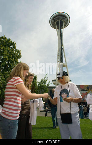 American Idol Sanjaya Malakar, makes his first appearance in Seattle after being voted off. Sanjaya showed up at Seattle center, home of the Space needle to sign autographs, and take photographs with fans.  He had a disappointing turn out, compared to his appearance in his home town of Federal Way,W Stock Photo