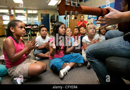 May 16, 2007, Oceanside, California At San Luis Rey Elementary School teacher CHERYL SULITEANU plays an audience participation song on her guitar to her first graders who are clapping to the music. I.D.'s front row, LtoR: NICOLE KOUFOU, ISA ABRIL, and MADELINE KEITH (blond with glasses) Mandatory Cr Stock Photo