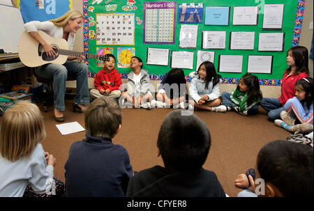 May 16, 2007, Oceanside, California At San Luis Rey Elementary School first grade teacher JENNY REES plays a song to her class Mandatory Credit: photo by Charlie Neuman/San Diego Union-Tribune/Zuma Press. copyright 2007 San Diego Union-Tribune Stock Photo