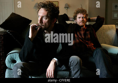May 16th, 2007, San Diego, California, USA. JOHN CARNEY (left) director and GLEN HANSARD (right) star, of the movie 'Once', talk to a reporter downtown on Wednesday in San Diego, California.  Mandatory Credit: photo by Eduardo Contreras/San Diego Union-Tribune/Zuma Press. copyright 2007 San Diego Un Stock Photo