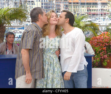 May 18, 2007 - Cannes, France - KONSTANTIN LAVRONENKO, MARIA BONNEVIE and director ANDREI ZVIAGUINTSEV at the photo call for 'Izgnanie' at the 60th Cannes Film Festival. (Credit Image: © Frederic Injimbert/ZUMA Press) Stock Photo