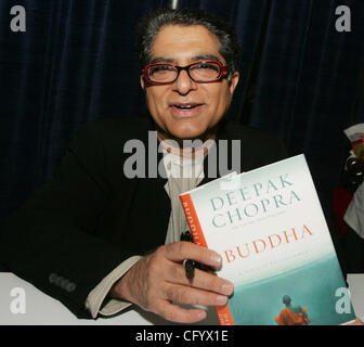 Jun 02, 2007 - New York, NY, USA - Author DEEPAK CHOPRA promotes his new book 'Buddha' at the BookExpo America 2007 trade show held at the Jacob Javits Convention Center. (Credit Image: © Nancy Kaszerman/ZUMA Press) Stock Photo