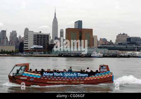 New York Splash Tours' 'AquaBus' is New York City's first land & water visitor experience. The Splash Tour route begins in Times Square and navigates the streets of Manhattan to the waters of the Hudson River. At the edge of the Hudson, the 'AquaBus' enters the 'AquaBus Theater' for a mutli-media ex Stock Photo