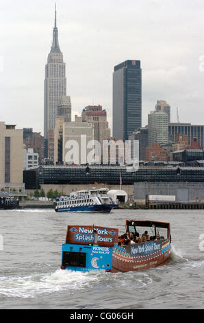New York Splash Tours' 'AquaBus' is New York City's first land & water visitor experience. The Splash Tour route begins in Times Square and navigates the streets of Manhattan to the waters of the Hudson River. At the edge of the Hudson, the 'AquaBus' enters the 'AquaBus Theater' for a mutli-media ex Stock Photo