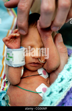 June 14, 2007 San Diego, CA Firefighter CHRIS MATTAROLLO, of Oceanside, holds his eleven-day-old, nearly three-pound son, KASH, in the Infant Special Care Unit at UCSD Medical Center in Hillcrest. Mandatory Credit photo by Laura Embry/San Diego Union-Tribune/Zuma Press, copyright 2007 San Diego Unio Stock Photo