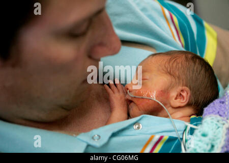 June 14, 2007 San Diego, CA Firefighter CHRIS MATTAROLLO, of Oceanside, holds his eleven-day-old, nearly three-pound son, KASH, in the Infant Special Care Unit at UCSD Medical Center in Hillcrest. Mandatory Credit photo by Laura Embry/San Diego Union-Tribune/Zuma Press, copyright 2007 San Diego Unio Stock Photo