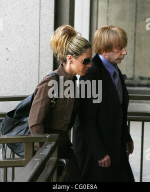 LOS ANGELES, CA - JUNE 25:  Music producer PHIL SPECTOR and his wife RACHELLE MARIE SPECTOR arrive at the Los Angeles Criminal Courts building flanked by security guards on June 25th, 2007 in Los Angeles, CA, for trial. Spector, 67, is accused of fatally shooting Lana Clarkson, a 40-year-old House o Stock Photo