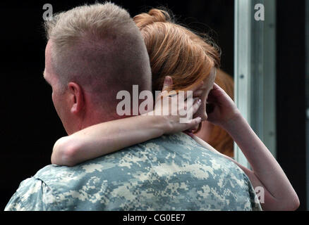 June 23, 2007 - St. Paul, MN, USA - Chief Warrant Officer ROn MICHAEL greets his children. (Credit Image: © Joey McLeister/Minneapolis Star Tribune/ZUMA Press) Stock Photo