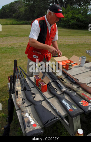 June 21, 2007 - Elk River, MN, USA -  TOM KNAPP, World Champion shotgun trick shooter. Among other feats, Knapp can throw multiple - 9 or 10 - clay pigeons into the air and break them individually before they hit the ground.  (Credit Image: © Richard Sennott/Minneapolis Star Tribune/ZUMA Press) Stock Photo