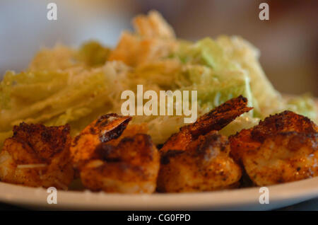 June 22, 2007 - San Mateo, CA, USA - A ceaser salad with cajun shrimp is served at Gator's Neo-Soul Cafe in downtown San Mateo, Calif., Friday, June 22, 2007. (Credit Image: © Ron Lewis/San Mateo County Times/ZUMA Press) Stock Photo