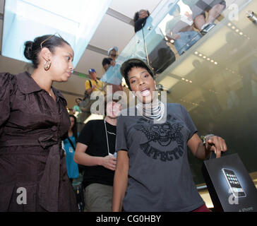 Jun 29, 2007 - Los Angeles, CA, USA - Singer MACY GRAY was one of the first to get the newly release iPhone at the Apple store at the Grove in Los Angeles. (Credit Image: © Branimir Kvartuc/ZUMA Press) Stock Photo