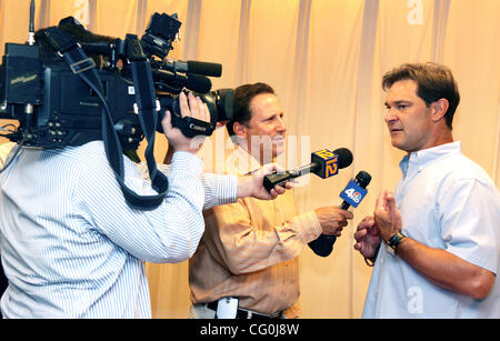 Jul 03, 2007 - New York, NY, USA - DON MATTINGLY, retired New York Yankee firstbaseman and current New York Yankee bench coach promotes his new book 'Hitting Is Simple: The ABCs of Batting .300' at Barnes & Noble Fifth Avenue bookstore. (Credit Image: © Nancy Kaszerman/ZUMA Press) Stock Photo