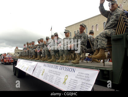 Jul 04, 2007 - Fredericksburg, TX, USA - Members of the 36th Infantry Division wave to the crowd assembled along Main Street during the Fredericksburg  Fourth of July parade on Wednesday. (Credit Image: © Helen L. Montoya/San Antonio Express-News/ZUMA Press) RESTRICTIONS: US Tabloid RIGHTS OUT! SAN  Stock Photo