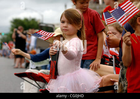 Jul 04, 2007 - Fredericksburg, TX, USA - CYNTHIA KATE SAWTELLE, 4, waves her flag as the parade passes by on Fredericksburg's Main Street on  Wednesday July 4, 2007.   (Credit Image: © Helen L. Montoya/San Antonio Express-News/ZUMA Press) RESTRICTIONS: US Tabloid RIGHTS OUT! SAN ANTONIO and SEATTLE  Stock Photo