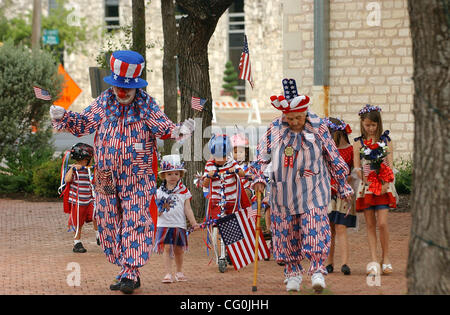 Jul 04, 2007 - Fredericksburg, TX, USA - JOE STRANGE and LAURA CRAIG lead the way during the Fredericksburg children's parade on Wednesday July 4, 2007. (Credit Image: © Helen L. Montoya/San Antonio Express-News/ZUMA Press) RESTRICTIONS: US Tabloid RIGHTS OUT! SAN ANTONIO and SEATTLE NEWSPAPERS RIGH Stock Photo