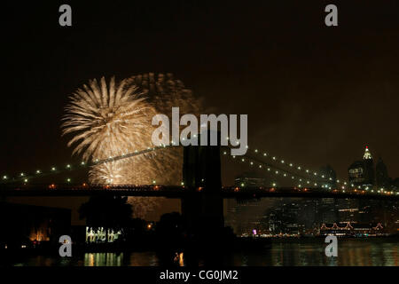 Jul 04, 2007 - New York, NY, USA - 34th Annual Macy's July 4th 2007 Fireworks from Brooklyn New York. (Credit Image: © J. P. Yim/ZUMA Press) Stock Photo