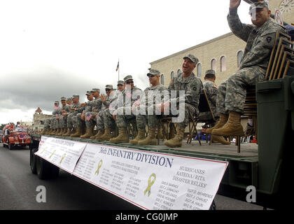 Jul 04, 2007 - Fredericksburg, TX, USA - Members of the 36th Infantry Division wave to the crowd assembled along Main Street during the Fredericksburg  Fourth of July parade on Wednesday.   (Credit Image: © Helen L. Montoya/San Antonio Express-News/ZUMA Press) RESTRICTIONS: US Tabloid RIGHTS OUT! SA Stock Photo