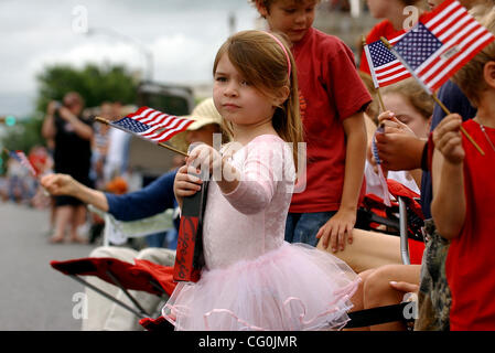 Jul 04, 2007 - Fredericksburg, TX, USA - Cynthia Kate Sawtelle, 4, waves her flag as the parade passes by on Fredericksburg's Main Street on  Wednesday July 4, 2007. (Credit Image: © Helen L. Montoya/San Antonio Express-News/ZUMA Press) RESTRICTIONS: US Tabloid RIGHTS OUT! SAN ANTONIO and SEATTLE NE Stock Photo