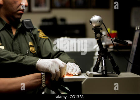 July 23, 2007 Jamul, CA Senior Border Patrol Agent MANNY ESPARZA uses an electronic fingerprinting device and camera at the Jamul Border Patrol checkpoint to process a person found crossing into the United States from Mexico in the Tecate area. Laura Embry/San Diego Union-Tribune/Zuma Press, copyrig Stock Photo