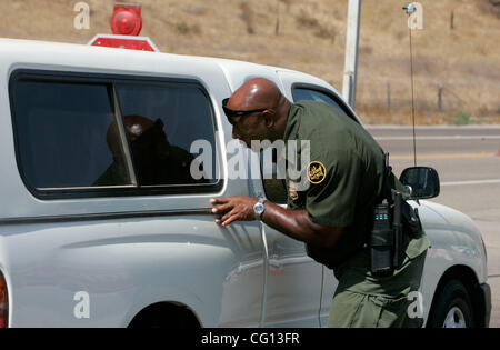 July 23, 2007 Jamul, CA Senior Border Patrol Agent ANTHONY PURKETT, checks a truck traveling on Highway 94 near Dulzura, California, at the Jamul Border Patrol checkpoint. Laura Embry/San Diego Union-Tribune/Zuma Press, copyright 2007 San Diego Union-Tribune Stock Photo