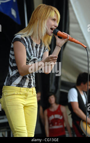 Jul. 23, 2007; Charlotte, NC USA;  Singer HAYLEY WILLIAMS of the band Paramore performs live as part of the 13th annual Vans Warped Tour that took place at the Verizon Wireless Amphitheater located in Charlotte. Mandatory Credit: Photo by Jason Moore (©) Copyright 2007 by Jason Moore Stock Photo