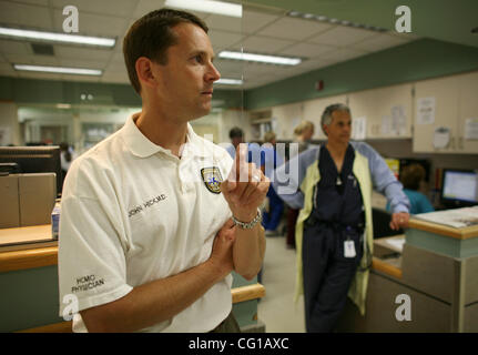 Dr. John Hick in the HCMC ER Thursday afternoon.  GENERAL INFORMATION: JEFF WHEELER • jwheeler@startribune.com  MINNEAPOLIS - 8/2/07 - Dr. John Hick, an emergency room doctor and Medical Director for Emergency Preparedness at Hennepin County Medical Center was among the first physicians on the scene Stock Photo