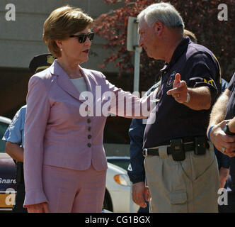 August 3rd, 2007 - St. Paul, MN, USA - First Lady Laura Bush talks with first responders at the site of the bridge collapse. (Credit Image: © Joey McLeister/Minneapolis Star Tribune/ZUMA Press) Stock Photo