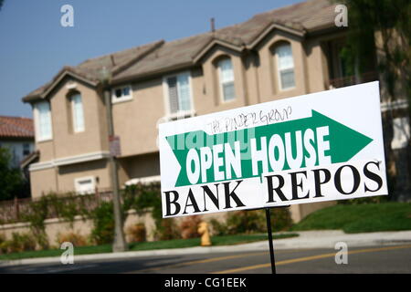 Aug 10, 2007 - Ladera Ranch, CA, USA - Global markets staggered after a big French bank triggered a worldwide financial scare by halting withdrawals from three investment funds that have lost money on high-risk U.S. mortgage securities. The central banks of major economies, including the United Stat Stock Photo