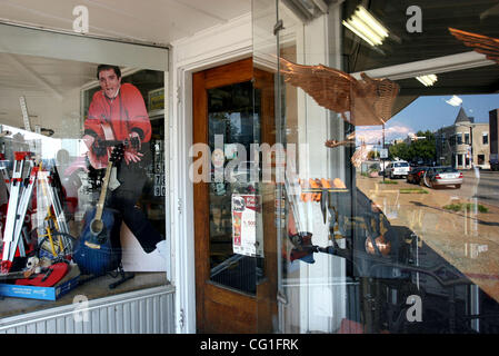 081507 acc elvis 04 Staff Photo by Gary Coronado/The Palm Beach Post 0041321A With Story by Rachel Sauer--Tupelo, Mississippi--Tupelo Hardware in Tupelo, Mississippi. In 1946, Elvis' mother, Gladys, brought him here to buy a bicycle. He saw a 22-caliber rifle and he asked his mother to buy it. She w Stock Photo