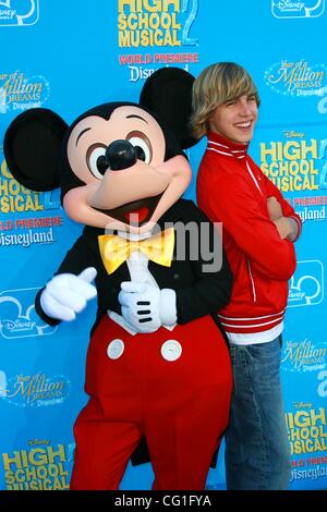 Aug. 14, 2007 - Hollywood, California, U.S. - K54435EG.WORLD PREMIERE OF DISNEY'S '' HIGH SCHOOL MUSICAL '' TWO HELD AT DOWNTOWN DISNEYLAND ANAHEIM , CA 08-14-2007.  -   2007.CODY LINLEY AND MICKEY MOUSE(Credit Image: Â© Ed Geller/Globe Photos/ZUMAPRESS.com) Stock Photo