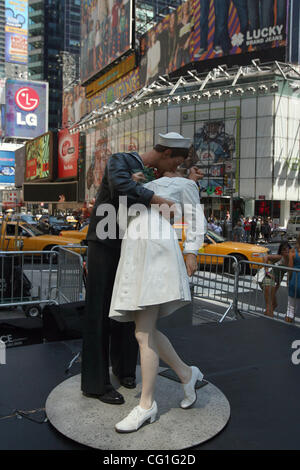 couples participate in a 'kiss-in' in new york's times square august 14, 2007. times square hosted the event to commemorate the 62nd anniversary of alfred eisenstaedt's 1945 life photograph of a sailor kissing a nurse during v-j day celebrations ending world war ii Stock Photo