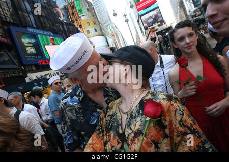 couples participate in a 'kiss-in' in new york's times square august 14, 2007. times square hosted the event to commemorate the 62nd anniversary of alfred eisenstaedt's 1945 life photograph of a sailor kissing a nurse during v-j day celebrations ending world war ii Stock Photo