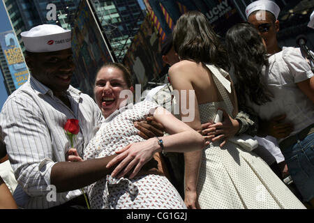 couples participate in a 'kiss-in' in new york's times square august 14, 2007. times square hosted the event to commemorate the 62nd anniversary of alfred eisenstaedt's 1945 life photograph of a sailor kissing a nurse during v-j day celebrations ending world war ii Stock Photo